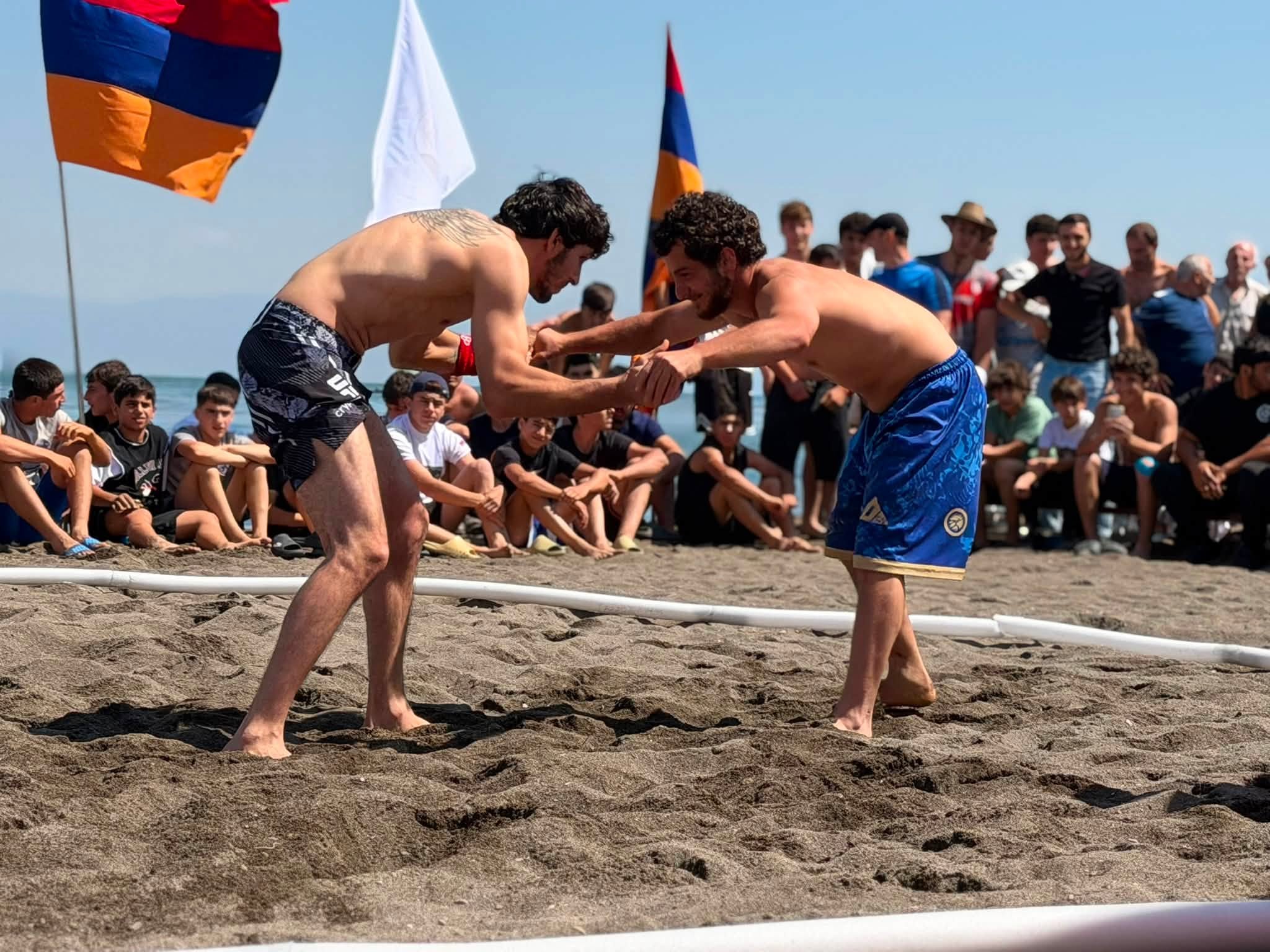 Օգոստոսի 29-ին Գեղարքունիքի մարզի Մարտունի քաղաքի լողափնյա հատվածը վերածվեց իսկական ըմբշամարտի հարթակի։